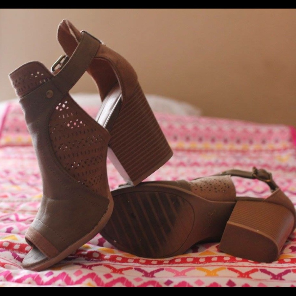 Qupid laser cut booties khaki size 7